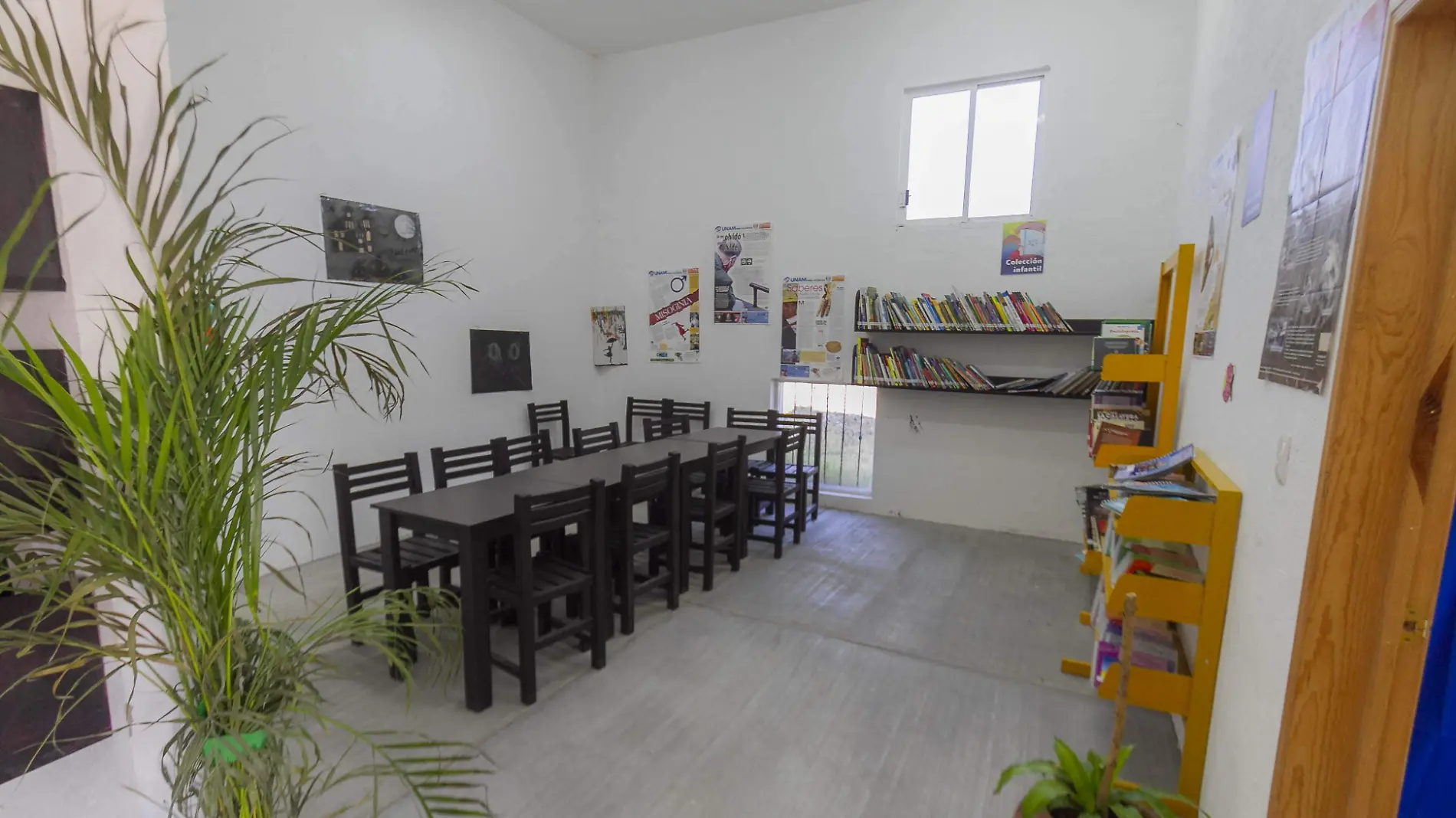 Solo la biblioteca sigue operando, están cerrados el comedor comunitario y los talleres.  Foto Foto César Ortiz.